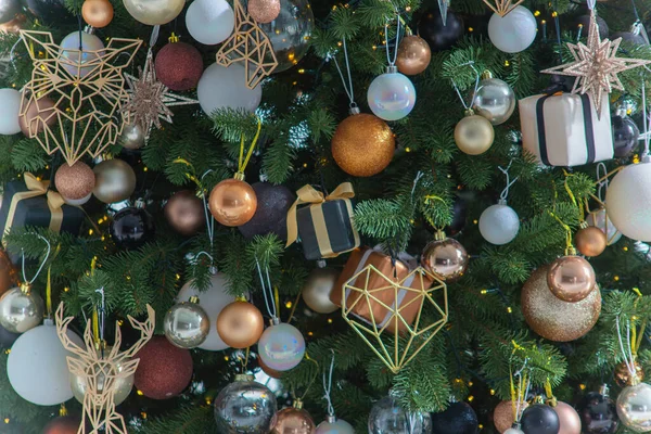 Décorations Noël Sur Gros Plan Arbre Dans Intérieur Élégant — Photo