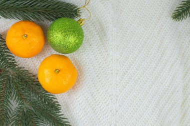 Topları Noel ağacına yakın tut. Arka planda Bokeh çelenkleri. Yeni yıl konsepti.