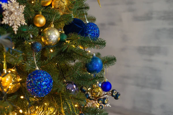 Gros Plan Des Boules Sur Arbre Noël Guirlandes Bokeh Arrière — Photo