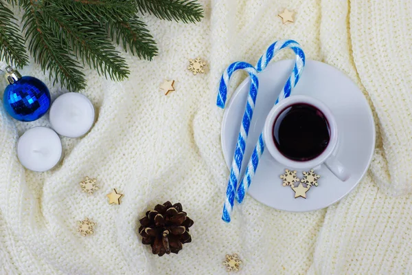 Mug Tea Christmas Decorations White Knitted Blanket New Year Atmosphere — Stock Photo, Image