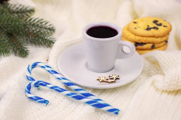 Mug Tea Christmas Decorations White Knitted Blanket New Year Atmosphere — Stock Photo, Image