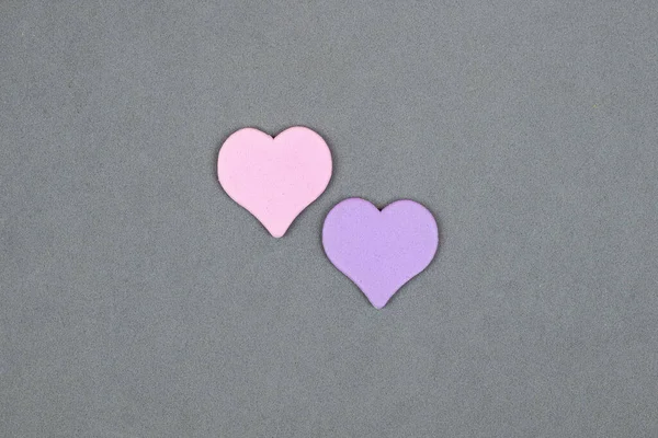 情人节背景与手工制作的心脏在灰色背景 情人节卡片模型 复制空间 — 图库照片