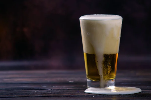 Copo Grande Cerveja Leve Fria Com Espuma Fundo Escuro Dia — Fotografia de Stock