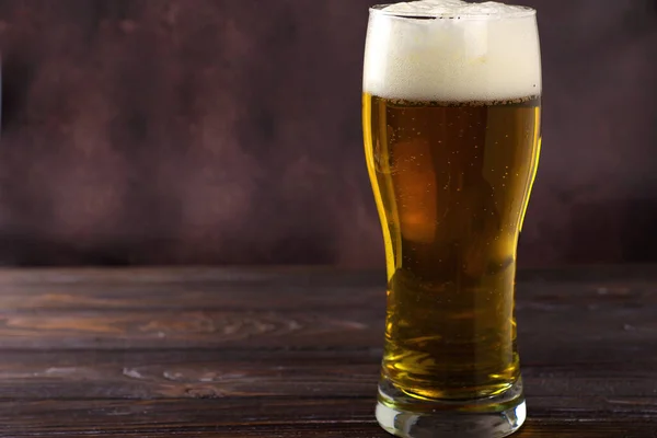 Copo Grande Cerveja Leve Fria Com Espuma Fundo Escuro Dia — Fotografia de Stock