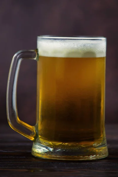 Uma Grande Caneca Cerveja Leve Fria Fundo Escuro Dia São — Fotografia de Stock
