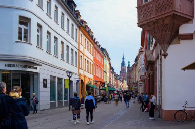 HEIDELBERG, ALMANY - Mayıs 2022: Almanya 'da Heidelberg caddeleri, market. Heidelberg, Almanya 'da Baden-Wrttemberg eyaletinde yer alan bir şehirdir..