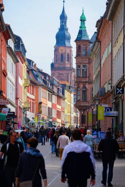 HEIDELBERG, ALMANY - Mayıs 2022: Almanya 'da Heidelberg caddeleri, market. Heidelberg, Almanya 'da Baden-Wrttemberg eyaletinde yer alan bir şehirdir..