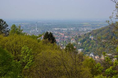 Almanya 'nın sembolü, etkileyici bir şatosu ve köprüsü olan güzel ortaçağ şehri Heidelberg' dir.