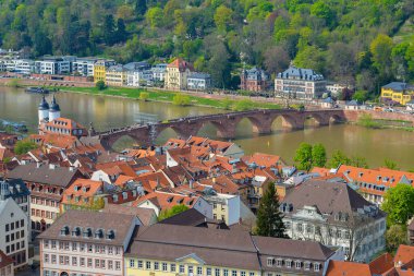 Almanya 'nın sembolü, etkileyici bir şatosu ve köprüsü olan güzel ortaçağ şehri Heidelberg' dir.