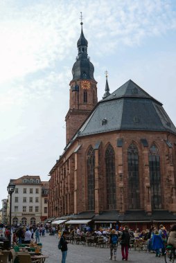 Almanya 'nın sembolü, etkileyici bir şatosu ve köprüsü olan güzel ortaçağ şehri Heidelberg' dir.