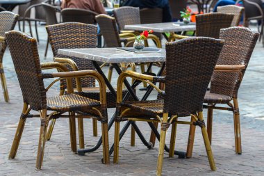 Boş masaları olan bir yazlık kafe. Turistler ve yürüyüşler için güzel bir Avrupa tatil beldesi