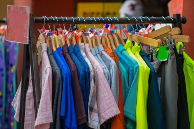 Sokakta giysileri olan bir vitrin. Kara Cuma veya siber pazartesi alışverişi ve gardırop konsepti indirimleri