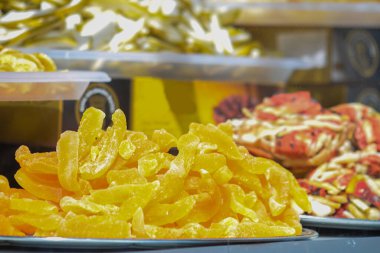 Ürünleri olan bir vitrin ve cam arkasında oryantal tatlılar