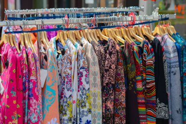 Sokakta giysileri olan bir vitrin. Kara Cuma veya siber pazartesi alışverişi ve gardırop konsepti indirimleri