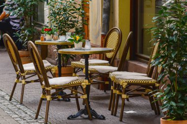 Boş masaları olan bir yazlık kafe. Turistler ve yürüyüşler için güzel bir Avrupa tatil beldesi