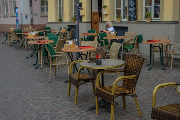Egy Nyári Kávézó Belseje Üres Asztalokkal Gyönyörű Európai Üdülőhely Turisták — Stock Fotó