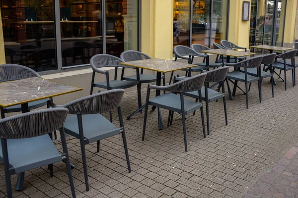Egy Nyári Kávézó Belseje Üres Asztalokkal Gyönyörű Európai Üdülőhely Turisták — Stock Fotó