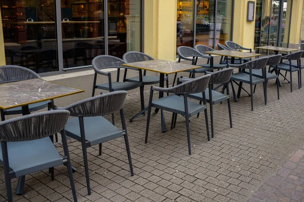 Boş masaları olan bir yazlık kafe. Turistler ve yürüyüşler için güzel bir Avrupa tatil beldesi