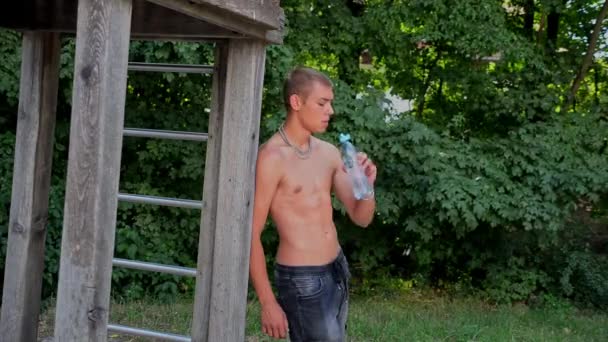 Mladý Muž Tréninku Pije Vodu Létě Venkovních Zdravý Životní Styl — Stock video