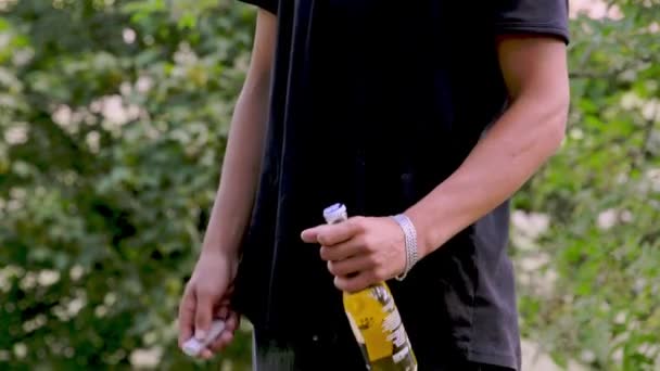 Jonge Man Het Drinken Van Bier Zomer Outdoors Concept Van — Stockvideo