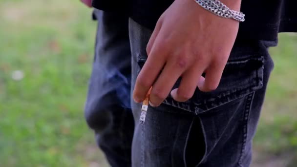 Молодий Хлопець Підліток Курить Сигарети Парку Влітку Веде Неправильний Спосіб — стокове відео