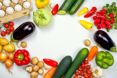 Sebzeler beyaz arka planda, üst manzara, düz