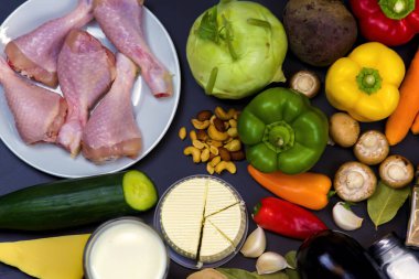 Sebze ve diyet yemekleri siyah arka planda, üst tarafta, düz alanda.