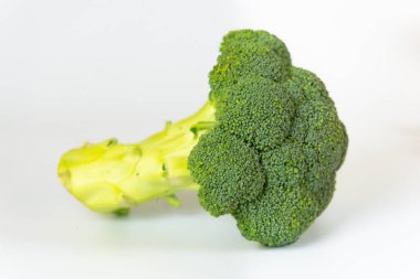 Güzel sulu sebzeler beyaz arka planda, üst manzarada, düz