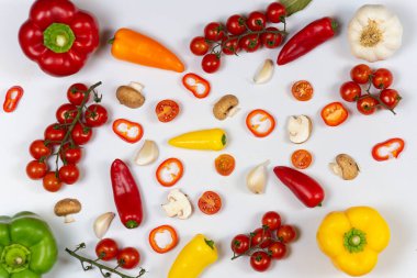 Sebzeler beyaz arka planda, üst manzara, düz