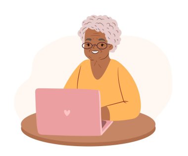 Laptoplu modern Afro-Amerikan büyükanne. Mutlu yaşlı yaşlı yaşlı kadın