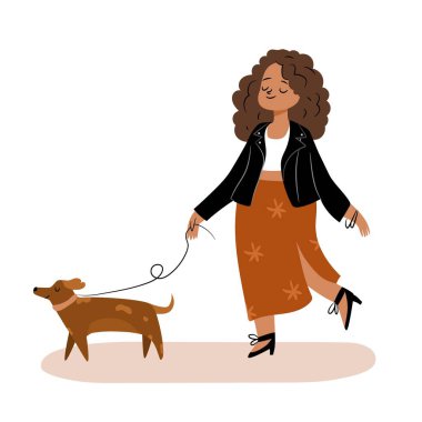 Köpeği gezdiren mutlu afro kadın.