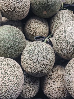 Pazarda birçok kavun satılıyor. meyve dokusu arkaplanı