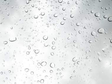 Cama yağmur damlaları yağdı. Seçici odaklanma. Beyaz gri bulutlar arkaplan deseni dokusu.