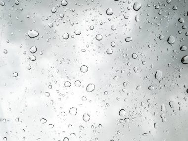 Cama yağmur damlaları yağdı. Seçici odaklanma. Beyaz gri bulutlar arkaplan deseni dokusu.