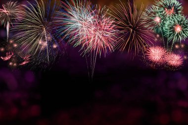 Metin için boş alanı olan soyut renkli havai fişek nesnesi. Siyah arkaplanda izole edilmiş çeşitli renkler Karışık Havai fişek veya havai fişek Koleksiyonları. Tatil gezisi kavramını kutlamak.