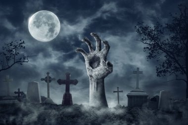 Korkunç, karanlık bir gecede mezarlıktan yükselen zombi eli dolunayda. Cadılar Bayramı bayramı konsepti.