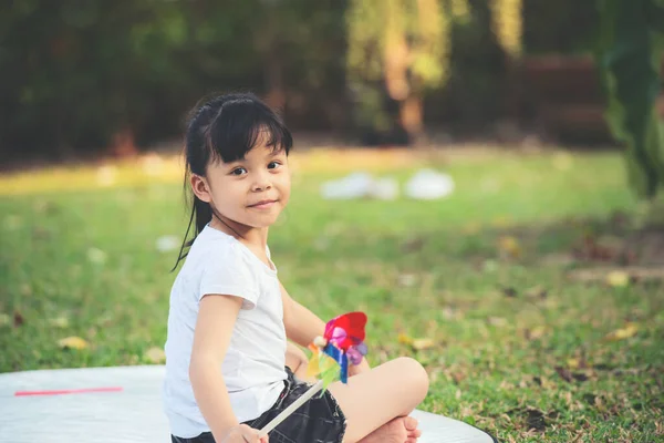Usmívá Malá Asijská Dívka Let Sedí Zelené Trávě Venku Sobě — Stock fotografie