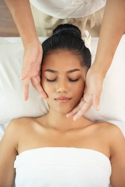 Bella Giovane Donna Ottenere Spa Massaggio Salone Fiore Bianco Sul — Foto Stock