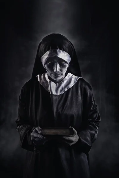 Scena Horroru Opętanej Zakonnicy Kobieta Biblijnym Podręcznikiem Biblijnym Patrzeć Ducha — Zdjęcie stockowe