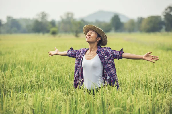 Rasgo Belleza Mujer Asiática Agricultora Feliz Sonrisa Con Sombrero Pie — Foto de Stock