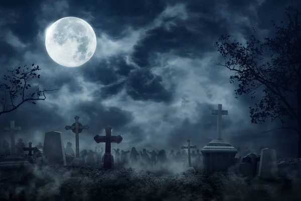 僵尸从阴森森的黑夜满月的坟场里爬出来 假日活动概念之间的间隔 — 图库照片