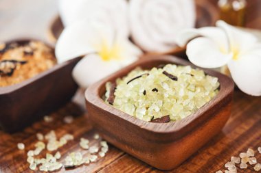 Spa tedavisinin bileşimi. Pembe himalaya spa tuzlu doğal kozmetik ürünleri. Tahta arka planda kaplıca rahatlaması için deniz banyosu tuzu.