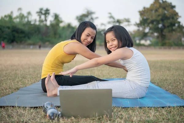 Mutter Und Tochter Beim Yoga Frauen Und Kinder Trainieren Park — Stockfoto