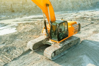 İnşaat alanındaki bir kazıcı vakıf üzerinde çalışmadan önce zemini planlar