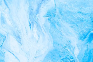 Taze kar dokusu mavi tonlarda, güzel kar desenleri