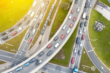 Modern bir şehir kavşağında trafik sıkışık. Wroclaw Polonya 'da trafik sıkışıklığı