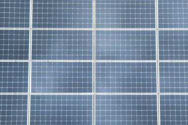 Mavi gökyüzü arkaplanındaki güneş panelleri, kapatın