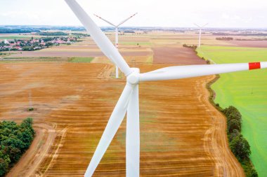 Gökyüzünün arka planına karşı bir güç santralinde rüzgar türbininin yakın plan görüntüsü