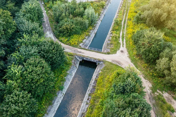 Most Biegnie Przez Rzekę Lasu Fotografia Lotnicza — Zdjęcie stockowe