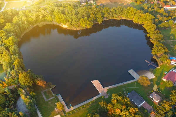 ポーランドのDolny Brzeg村の心の形をした木々の間の湖の空中ビュー — ストック写真